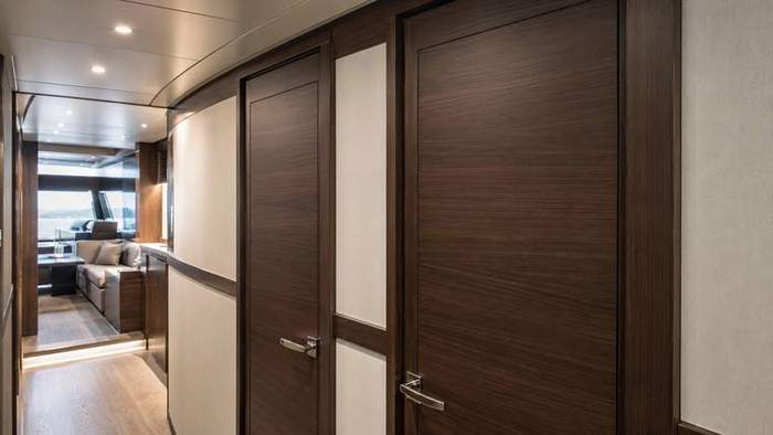 Pasillo con puertas y mamparos en madera