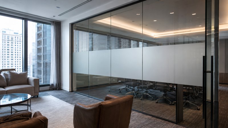 Sala acristalada con lámina de privacidad esmerilada