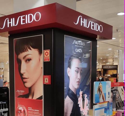 Torre de imagen de marca en perfumería