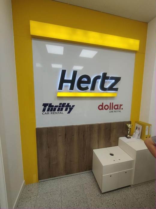 Rótulo corporativo retroiluminado en oficina