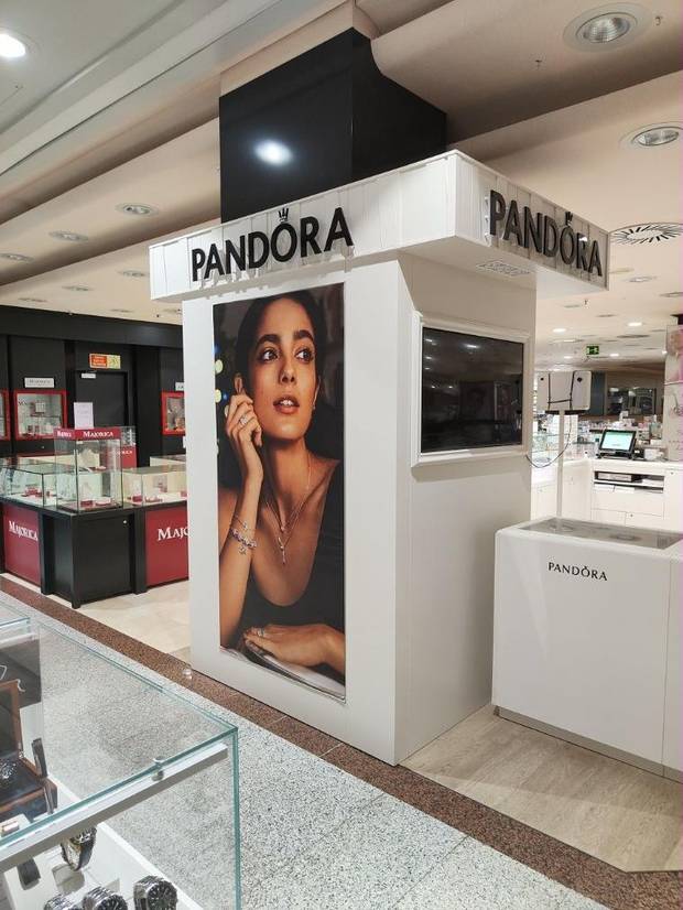 Córner de marca con rotulación, mobiliario y gráfica instalado por NEA Projects
