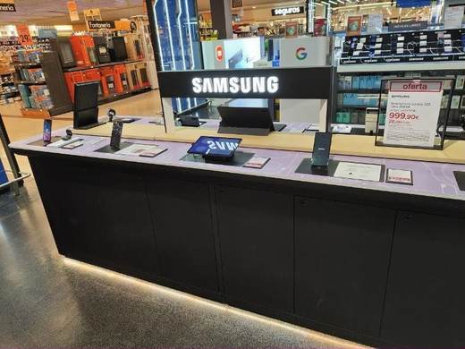 Córner de electrónica en tienda