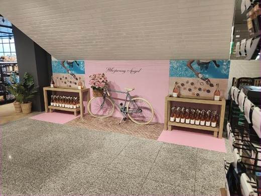 Escaparate ambientado con gráfica y atrezo